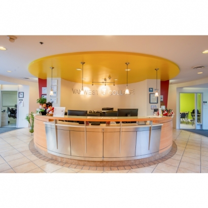 VanWest_Vancouver_Frontdesk_2.jpg VanWest_Vancouver_Frontdesk_2.jpg